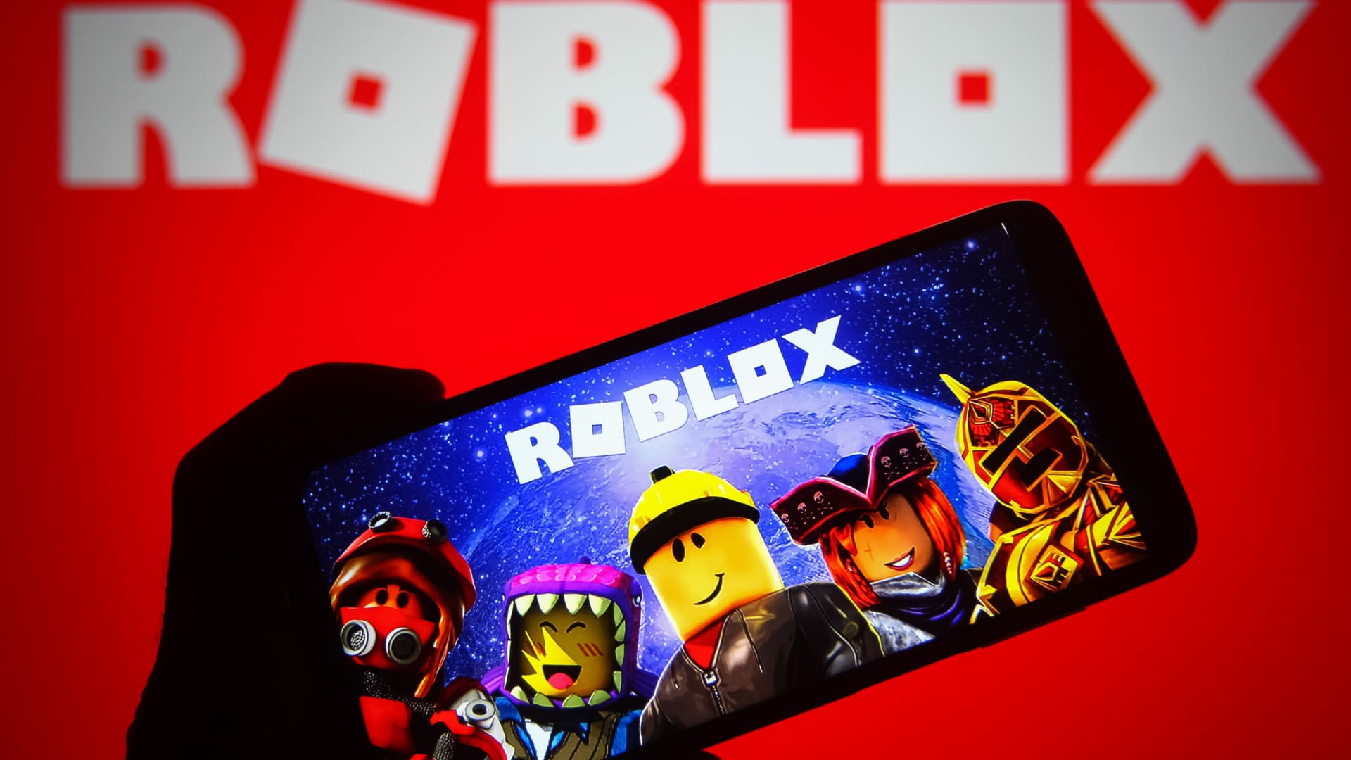 Roblox shares drop 17% after company misses estimates on top and bottom line 