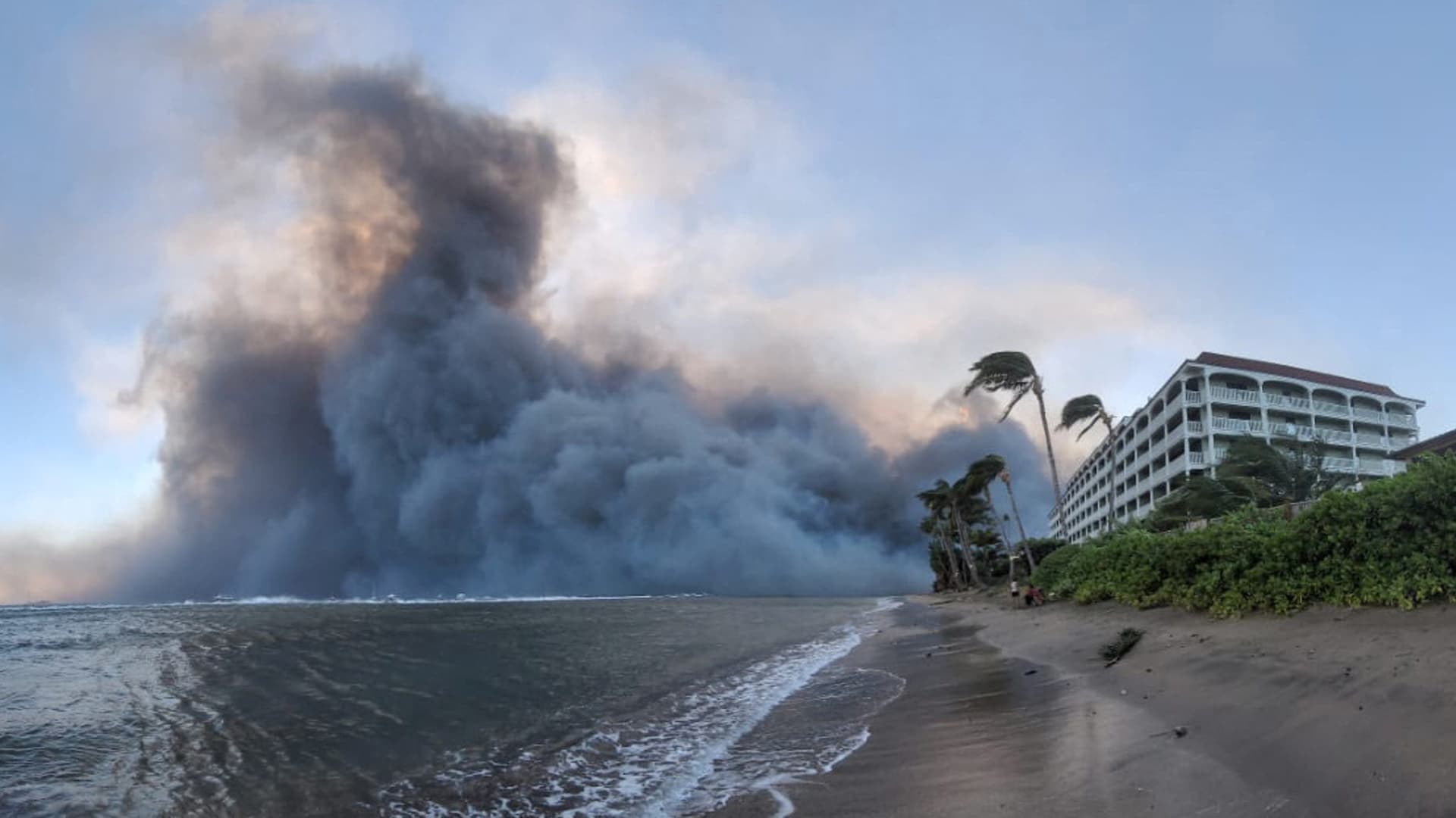 At least 6 killed as Maui wildfires spread, evacuations across Hawaii continue