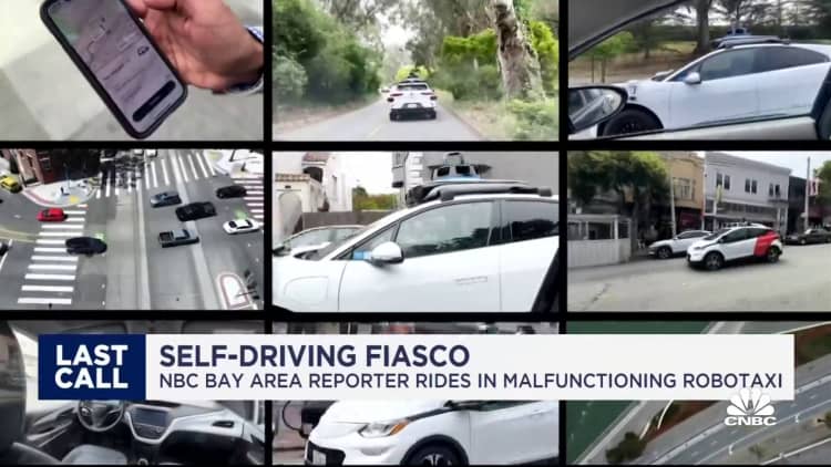 Un corresponsal de NBC Bay Area hace un recorrido por un robo-taxi averiado