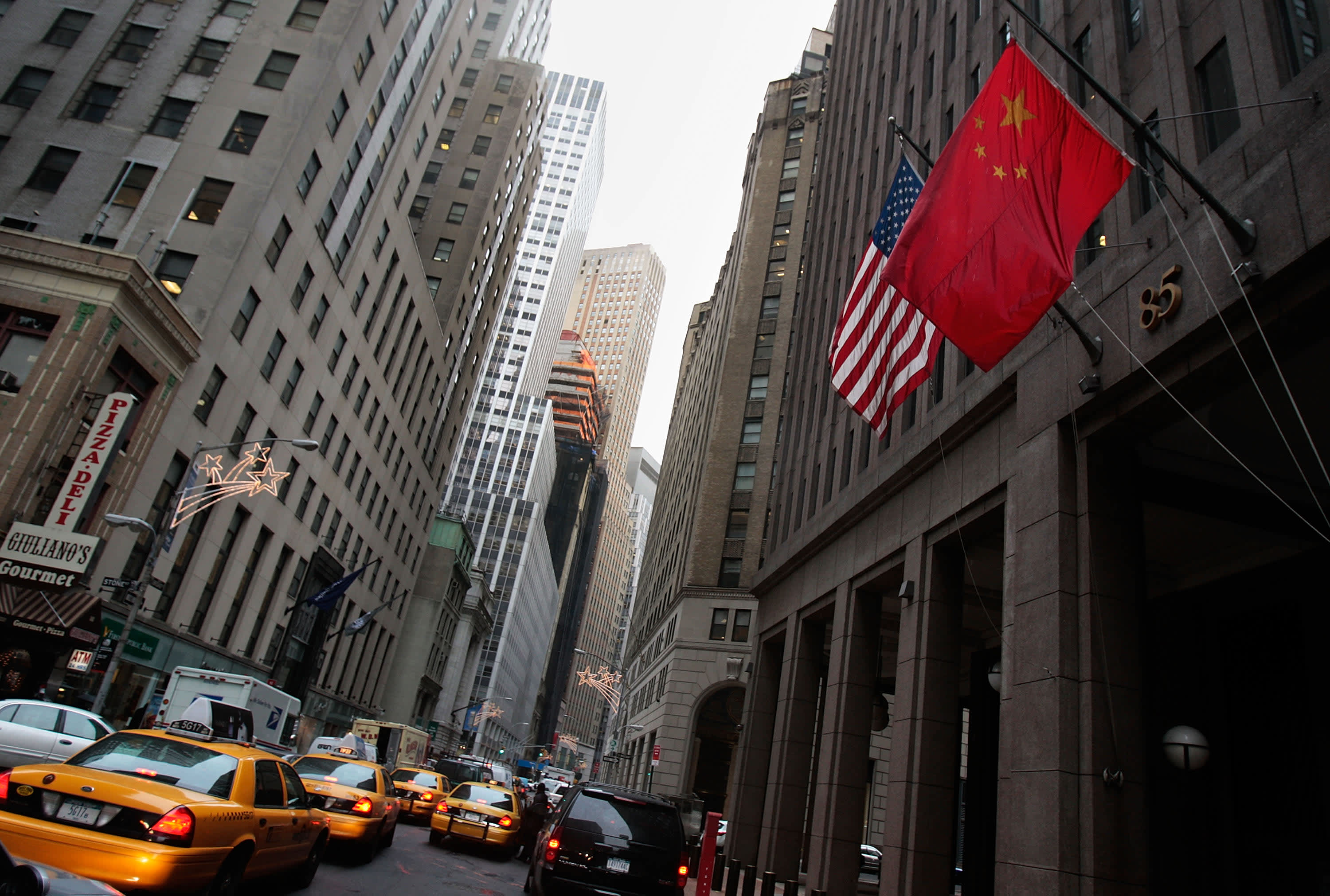 ماذا يعني الأمر التنفيذي لبايدن للمستثمرين الأمريكيين في الصين