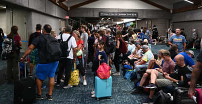 Airlines add flights to get travelers off of Maui after deadly wildfires