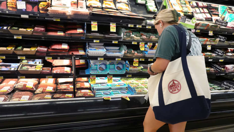 CHICAGO, ILLINOIS - 9 DE AGOSTO: Los artículos comestibles se ofrecen a la venta en un supermercado el 9 de agosto de 2023 en Chicago, Illinois.  A pesar de que la inflación comienza a estabilizarse, la inflación de los alimentos continúa aumentando a dos dígitos en muchos países.  (Foto de Scott Olson/Getty Images)