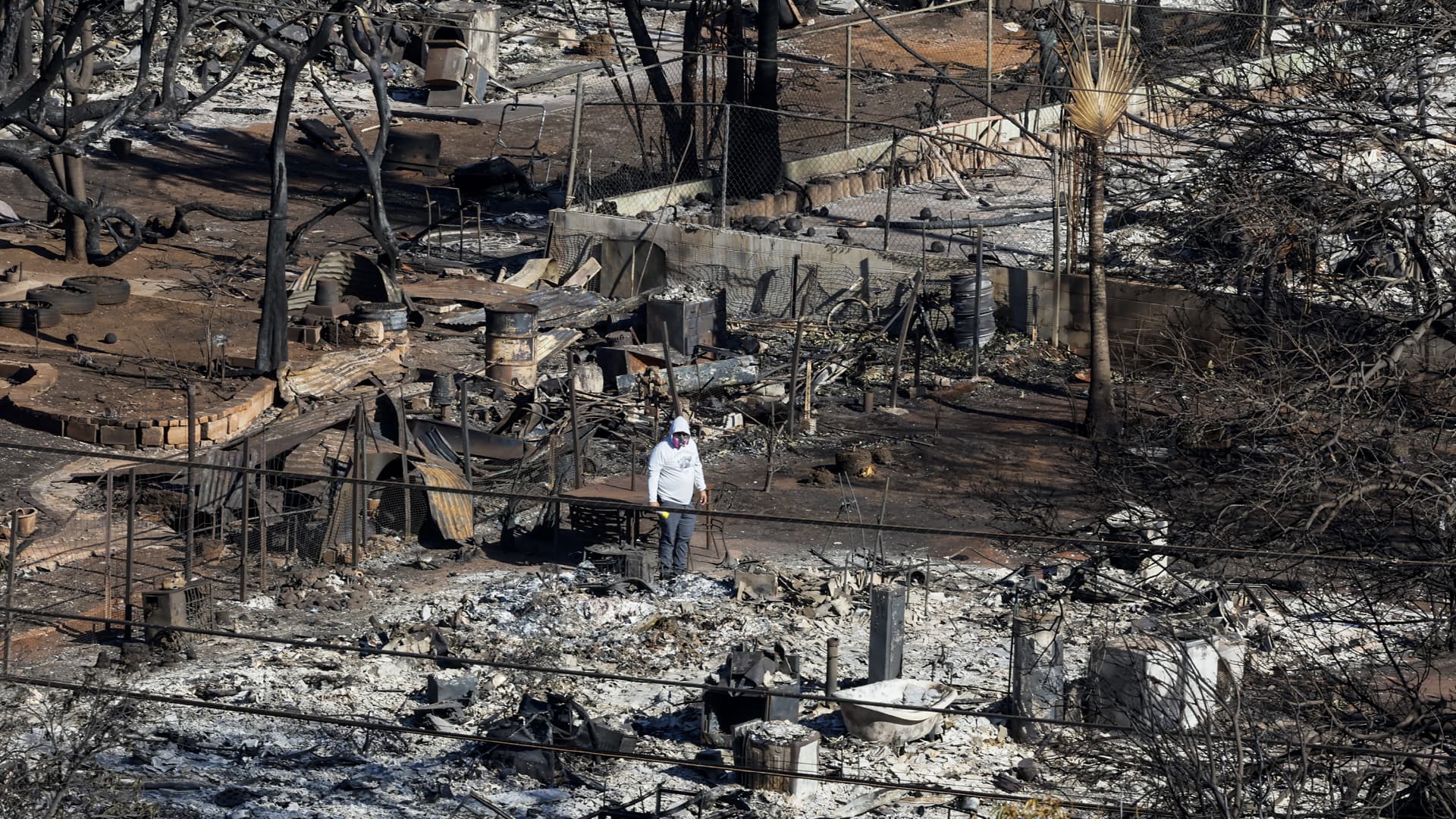 Death toll from Hawaii wildfires will rise as search teams comb Lahaina wreckage, governor says