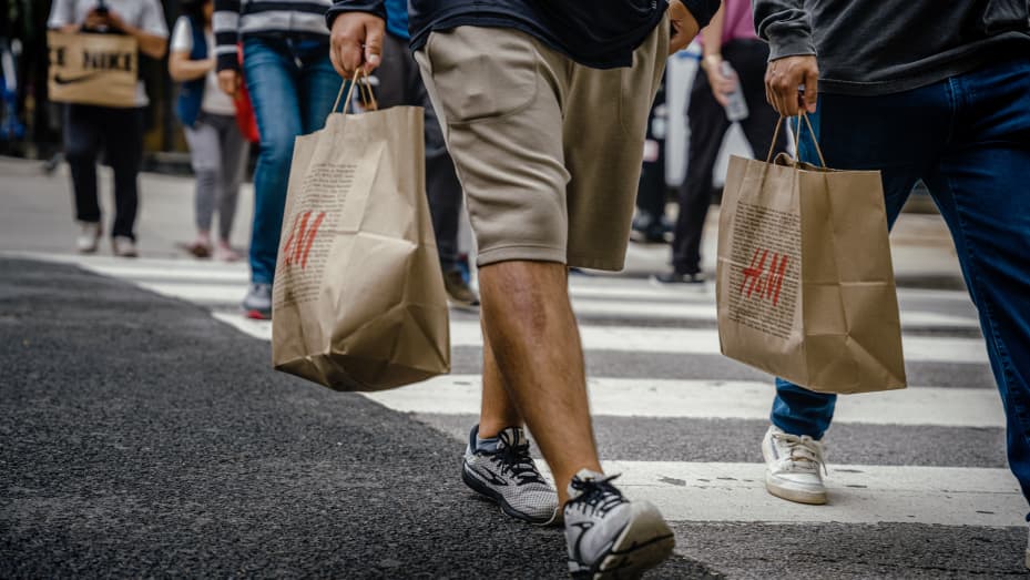 Los compradores llevan bolsas de compras a lo largo del distrito comercial Magnificent Mile en Chicago, Illinois, el martes 15 de agosto de 2023.