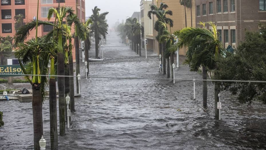 En septiembre, las calles del centro de Fort Myers se inundaron a causa del huracán Ian.  Este tipo de daño puede interrumpir las cadenas de suministro médico y alimentario, lo que puede aumentar los riesgos para la salud de los diabéticos y otras personas con enfermedades crónicas.  Es uno de los impactos sorprendentes del cambio climático que enfrentan Florida y otros estados costeros.