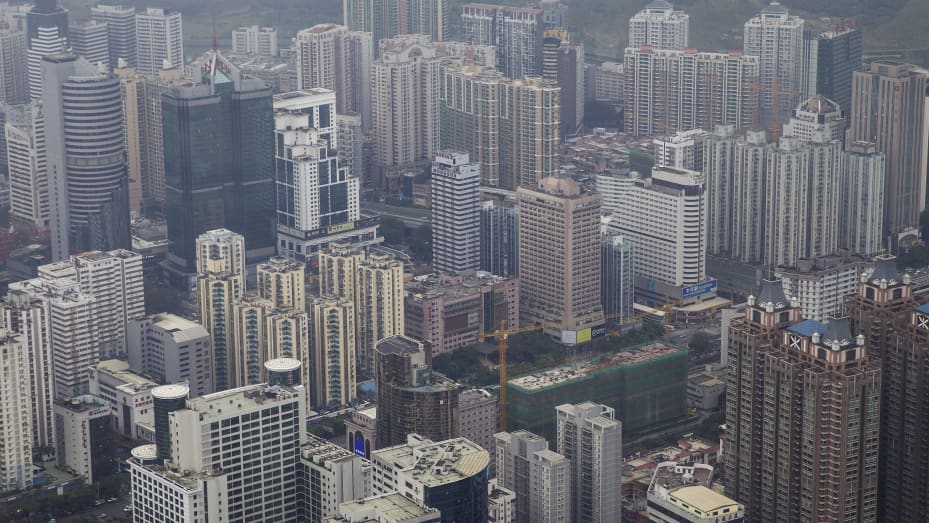 SHENZHEN, CHINA - 9 DE MARZO: Vista de altos edificios comerciales y residenciales el 9 de marzo de 2016 en Shenzhen, China.  La desaceleración económica general continúa en China, mientras que los precios inmobiliarios y la burbuja bursátil enfrentan riesgos.  (Foto de Zhong Zhi/Getty Images)