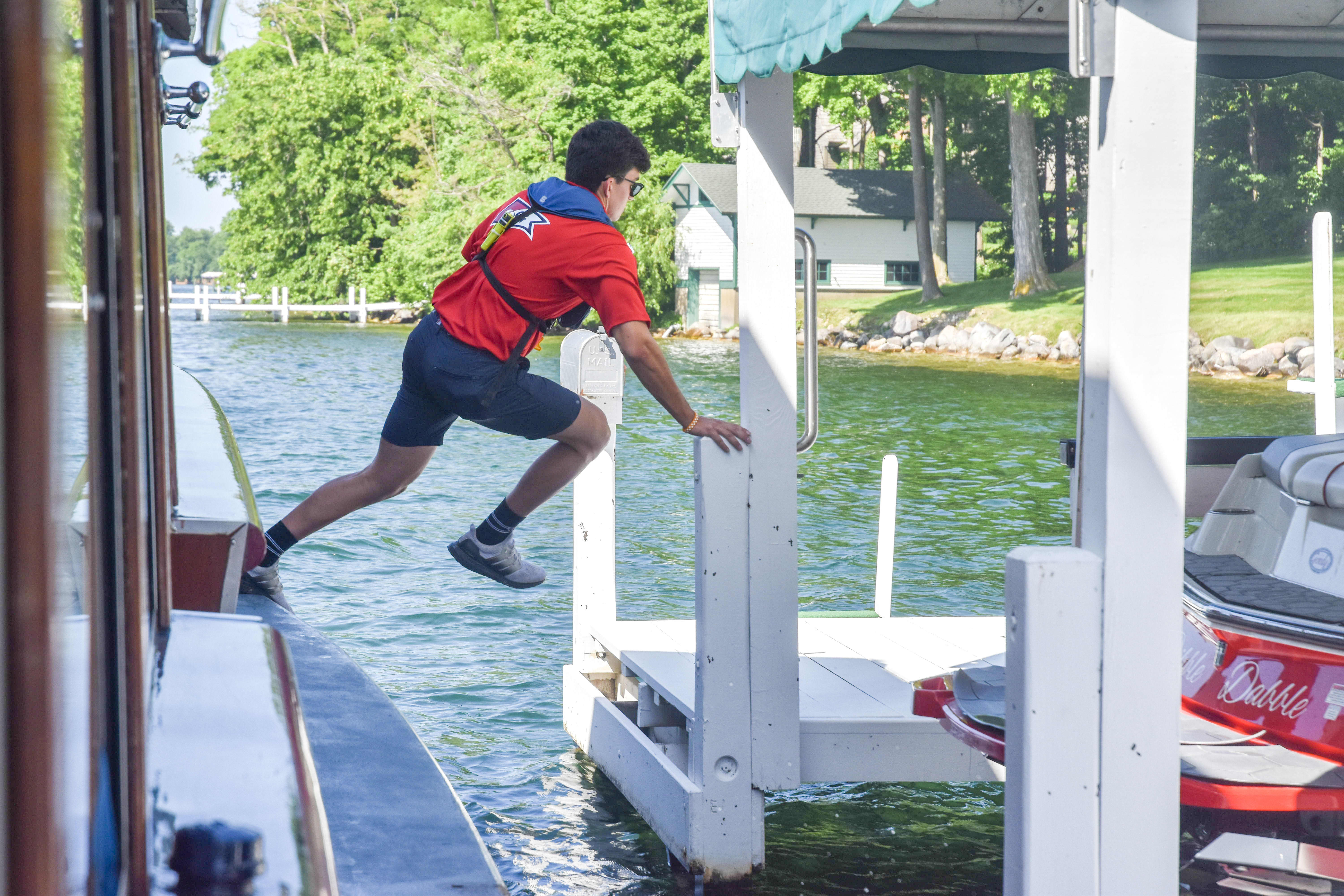 Esses adolescentes pulam de um barco de entrega de correspondência em movimento em Wisconsin
