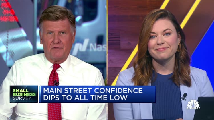 Main street confidence dips to all-time low, survey finds