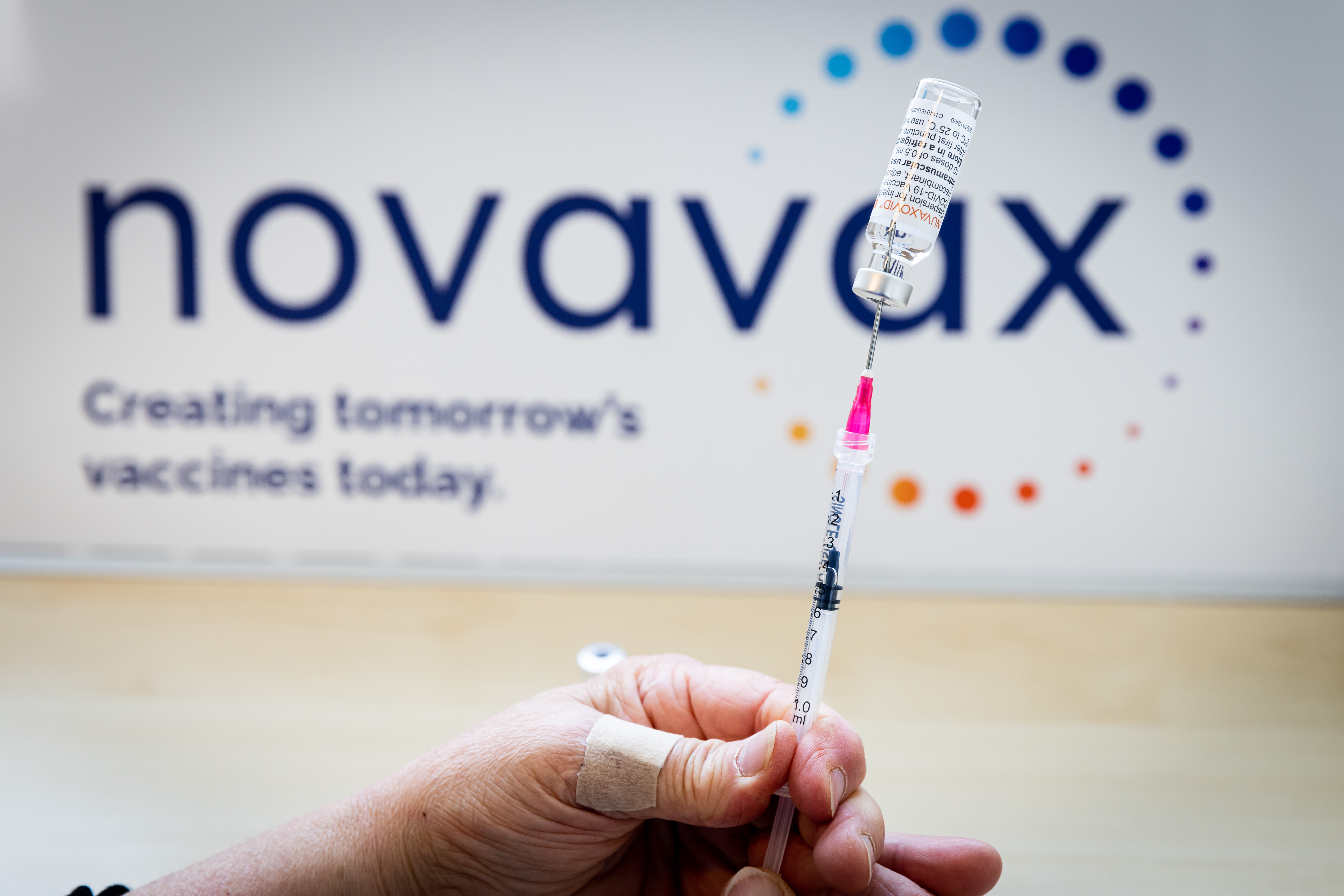 Novavax und Sanofi vermarkten einen Covid-Impfstoff und entwickeln Kombinationsdosen