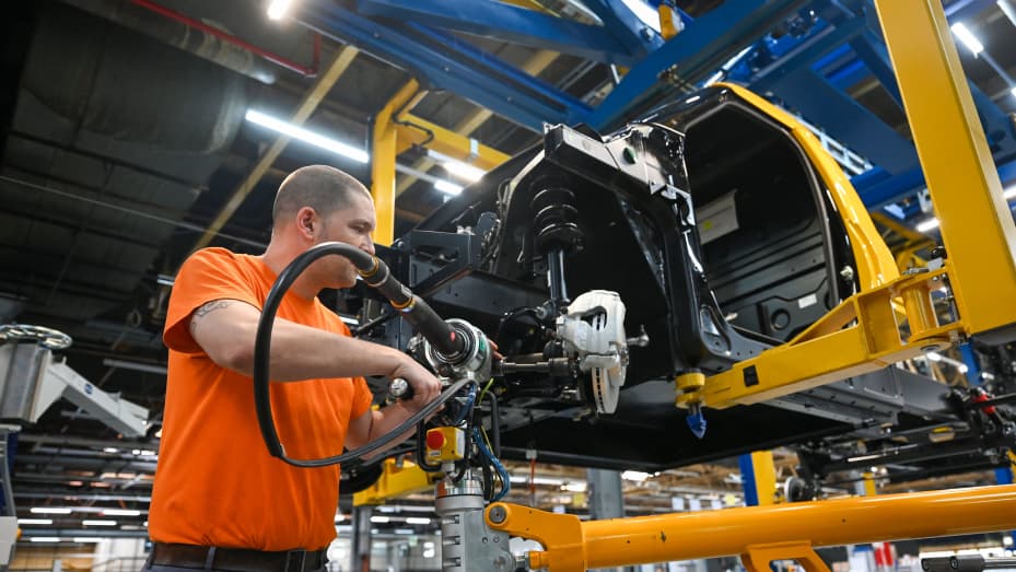 Un empleado trabaja en el montaje de una pinza de freno para un vehículo eléctrico en Dueren, Alemania occidental.