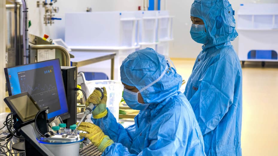 Técnicos realizan pruebas de proteínas en la vacuna Covid-19 ReCOV en el Taller Biológico Reco en Taizhou, provincia de Jiangsu, China, el 23 de diciembre de 2021.