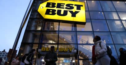 Best Buy cuts sales forecast, as holiday shoppers hunt for deals