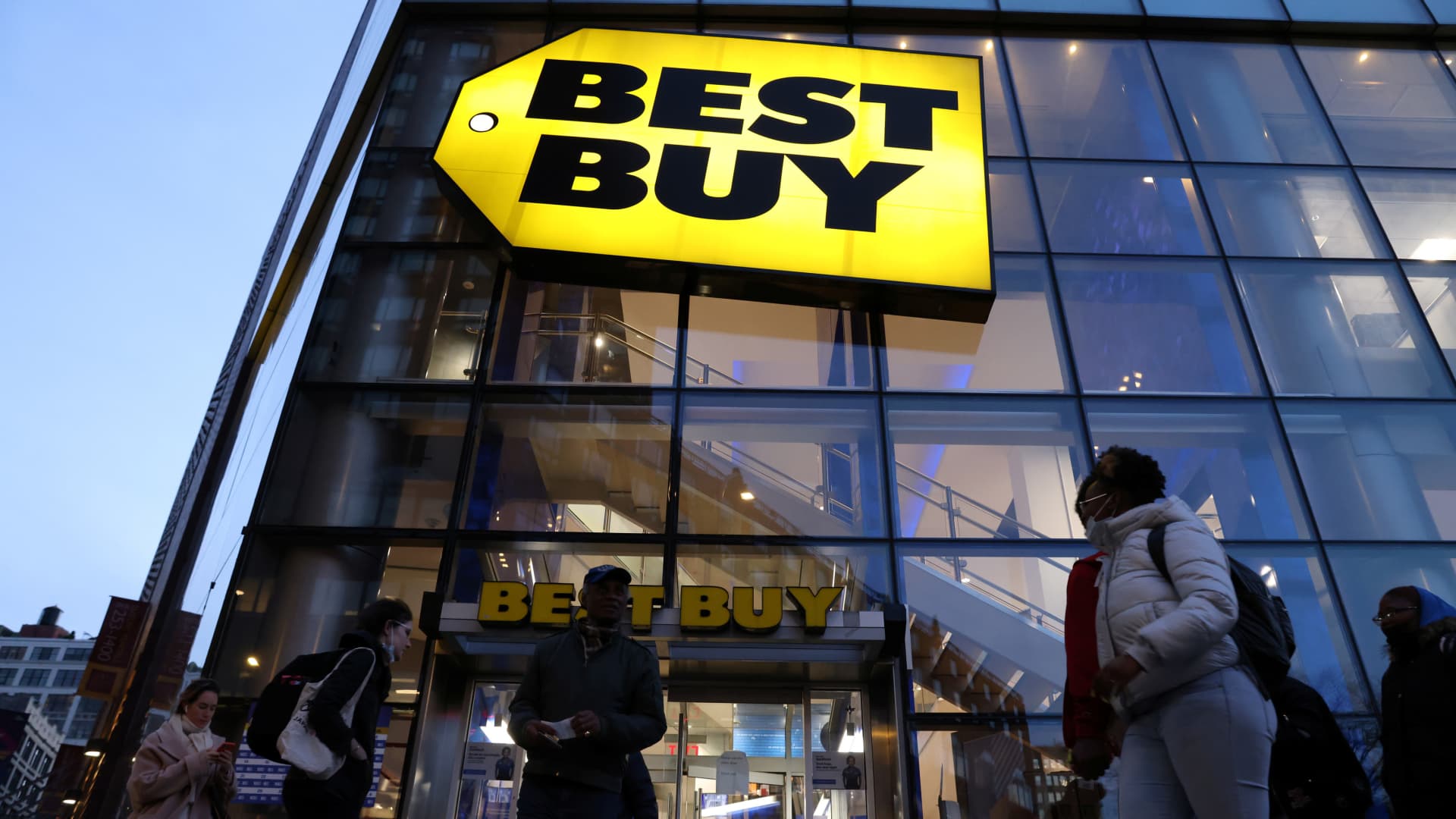 Best Buy tops holiday quarter estimates but issues soft full-year guidance