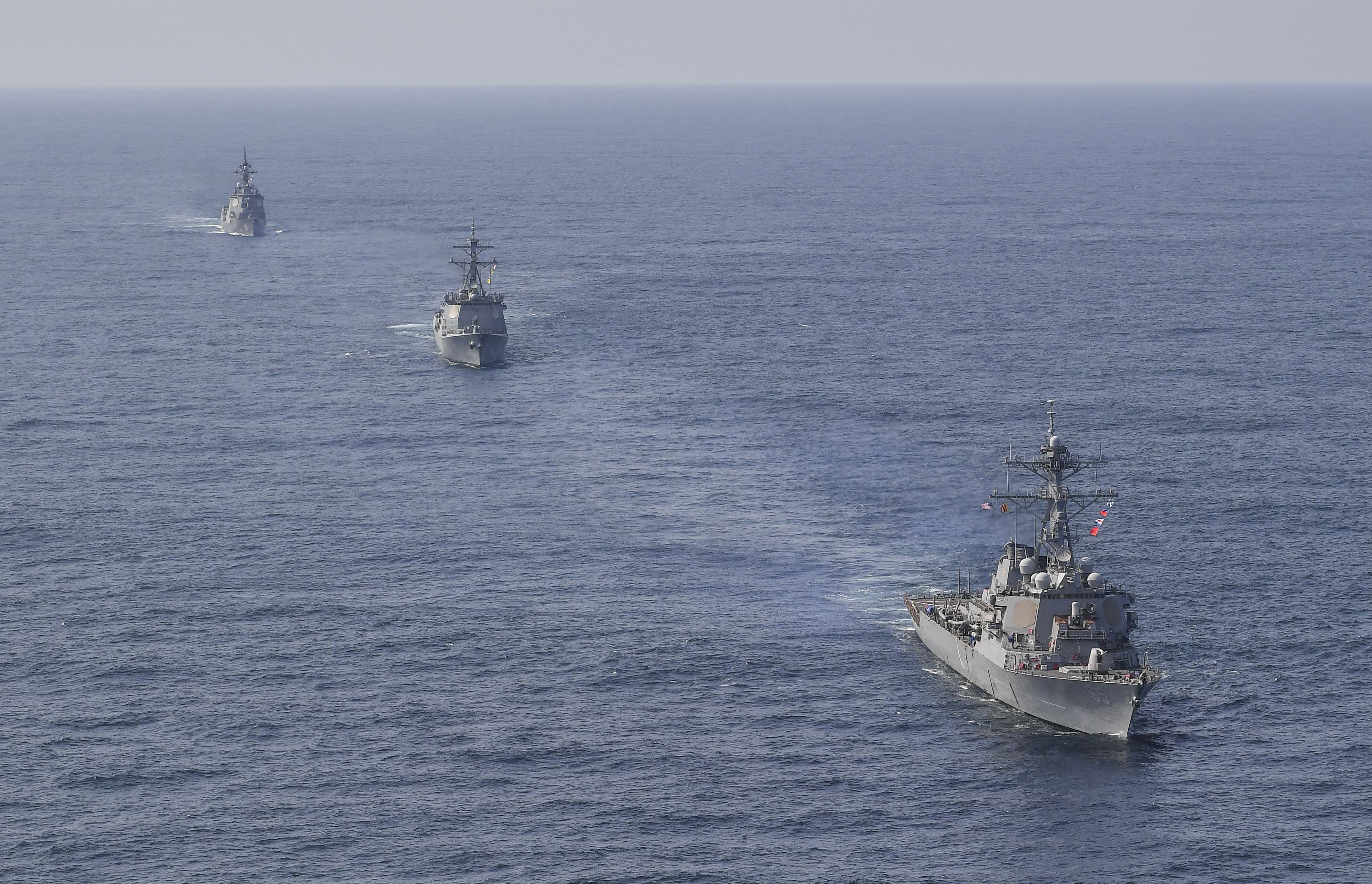 미국이 한반도 앞바다에서 한국, 일본과 함께 해군 훈련을 실시하고 있다.