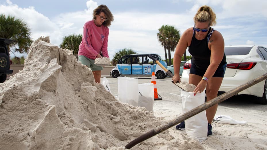 Los residentes llenan sacos de arena para evitar inundaciones en San Petersburgo, Florida, el lunes 28 de agosto de 2023.