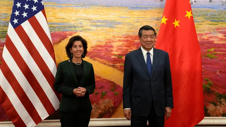 Bộ trưởng Thương mại Hoa Kỳ Gina Raimondo (trái) và Phó Thủ tướng Trung Quốc He Lifeng chụp ảnh trước cuộc gặp của họ tại Đại lễ đường Nhân dân ở Bắc Kinh vào ngày 29/8/2023. @Andy Wong | Afp | Getty Images