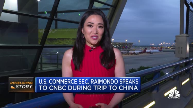 El secretario de Comercio de Estados Unidos, Raimondo, pide a China que haga que la economía sea más predecible