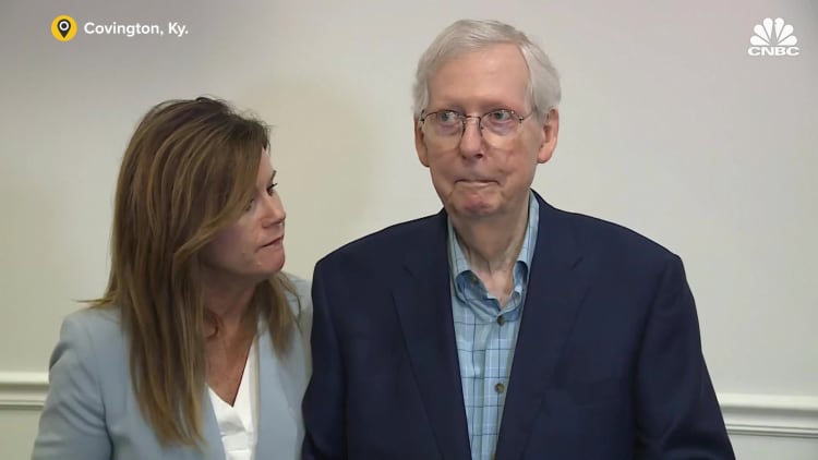 Mitch McConnell freezes, struggles to speak in second incident