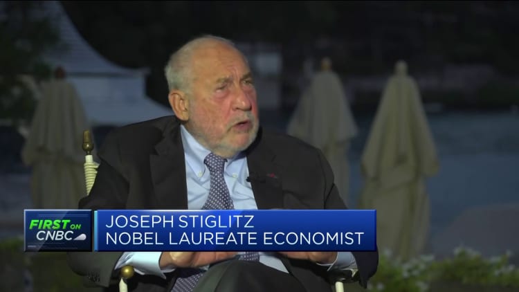 Joseph Stiglitz dice que la Reserva Federal "no hizo sus deberes" en materia de inflación