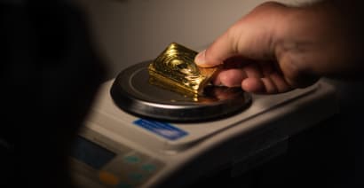 Gold steadies near 7-month peak on Fed rate cut bets