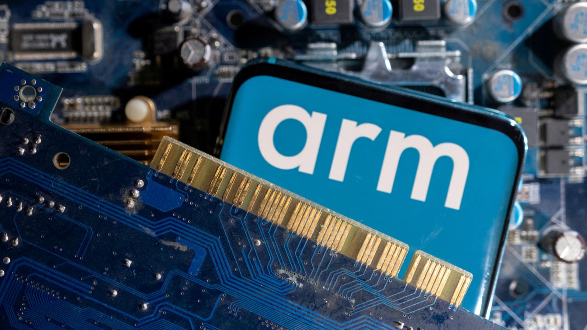 Apple, Google, Nvidia and other tech giants are considering buying Arm shares