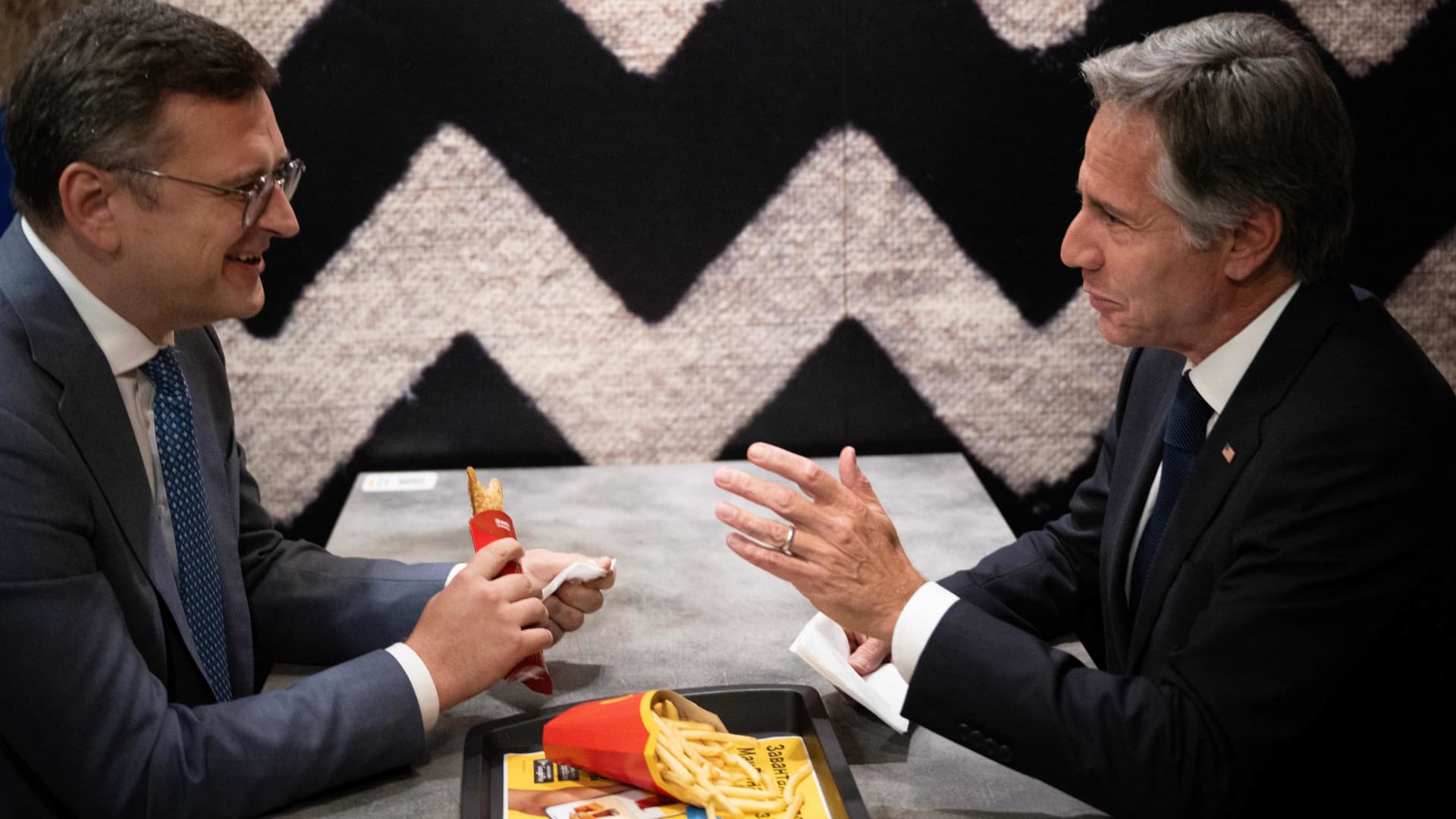 Ukraine's Foreign Minister Dmytro Kuleba (L) and US Secretary of State Antony Blinken speak as they eat at McDonald's in Kyiv on September 6, 2023. 