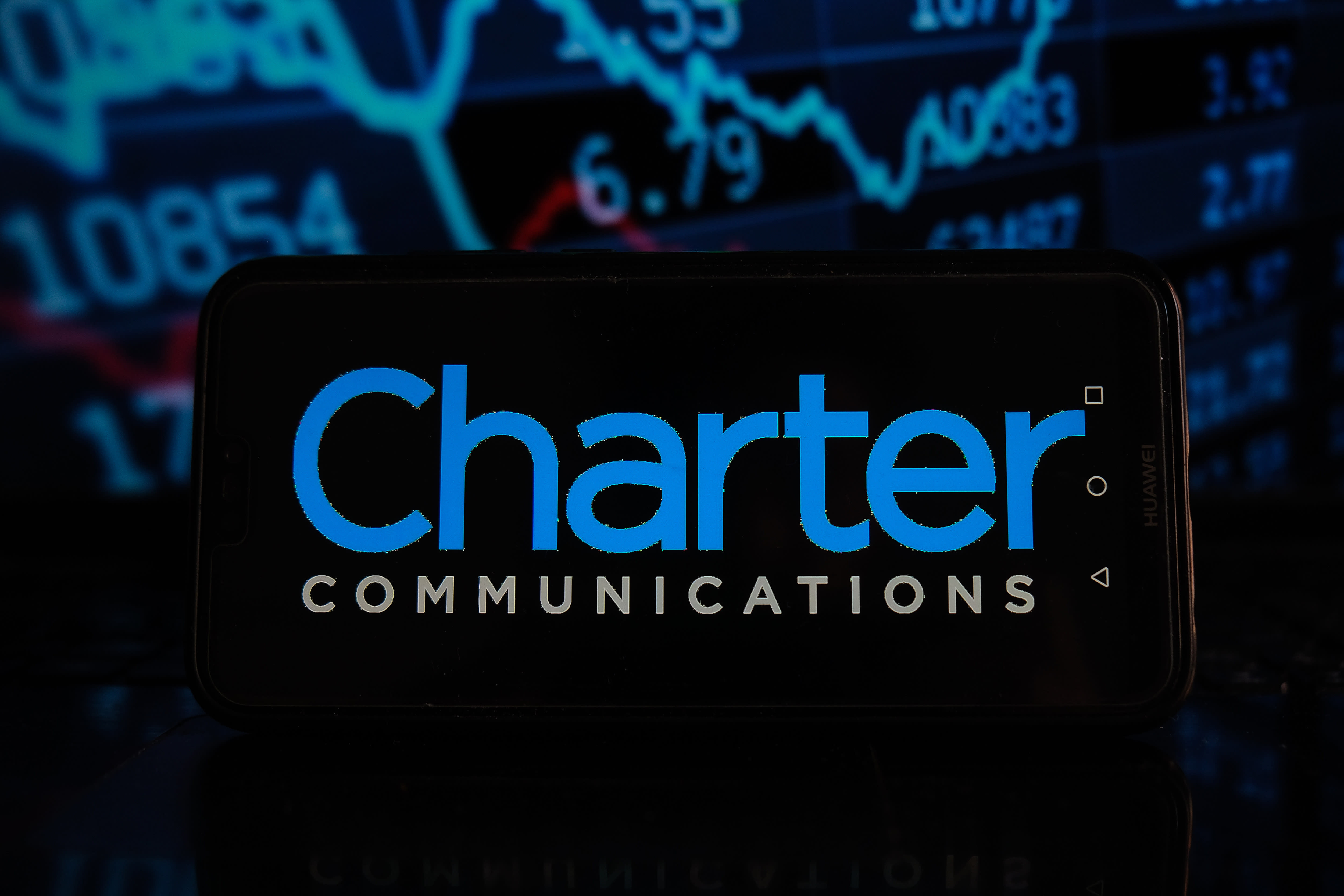 Las acciones de Charter cayeron después de que su director financiero dijera que la empresa podría perder suscripciones de banda ancha.