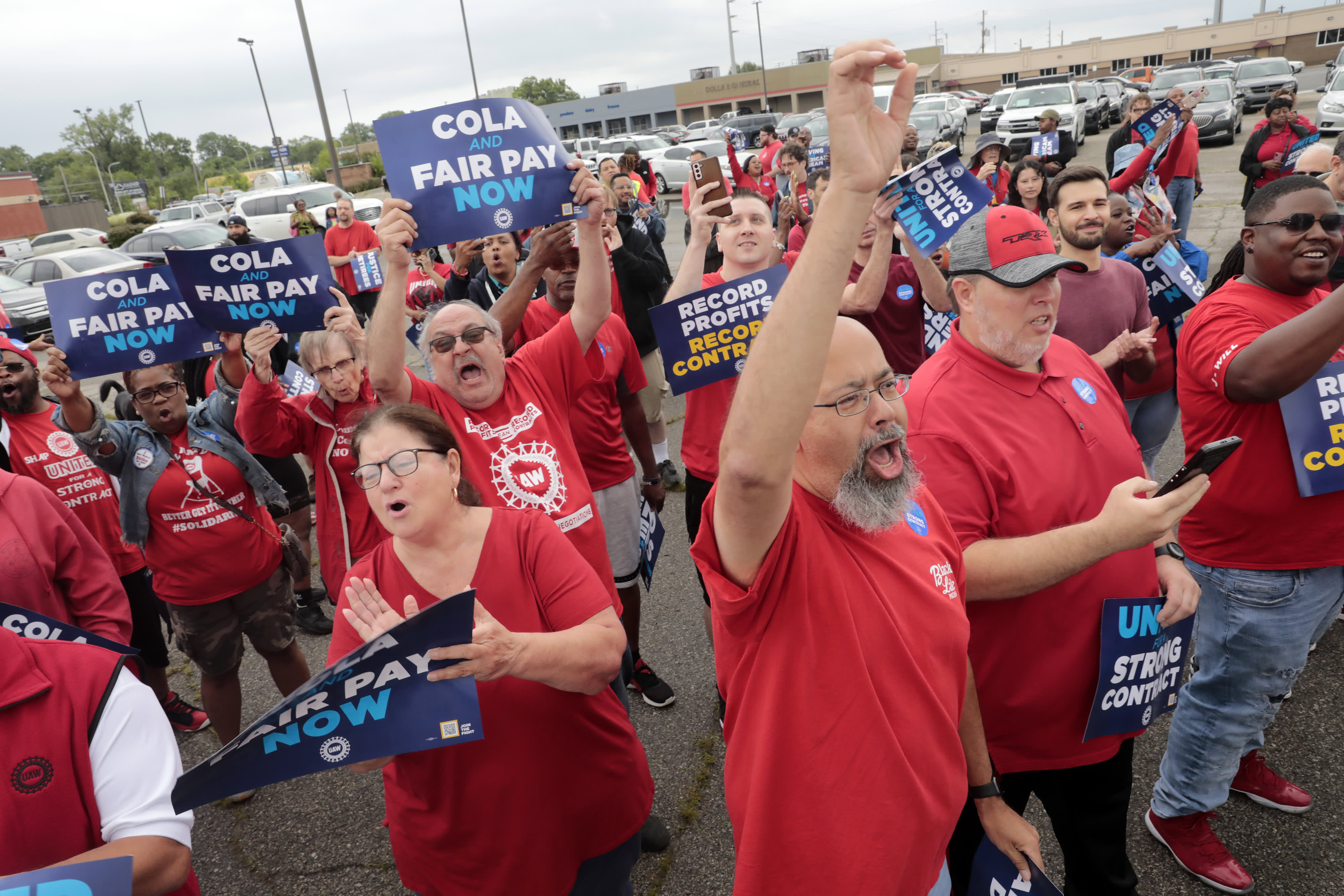 Stellantis is offering a 14.5% salary increase to the UAW, days before the potential strike