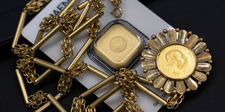 Gold at 3-week low as strong U.S. data lifts dollar, yields 