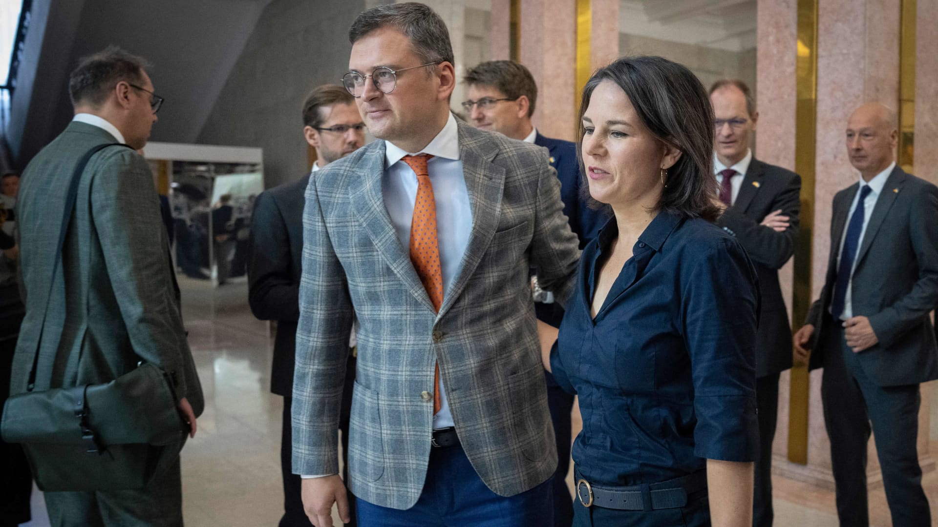German Foreign Minister Annalena Baerbock (R) and Ukrainian Foreign Minister Dmytro Kuleba (C) arrive for a joint news conference following their talks in Kyiv on September 11, 2023.