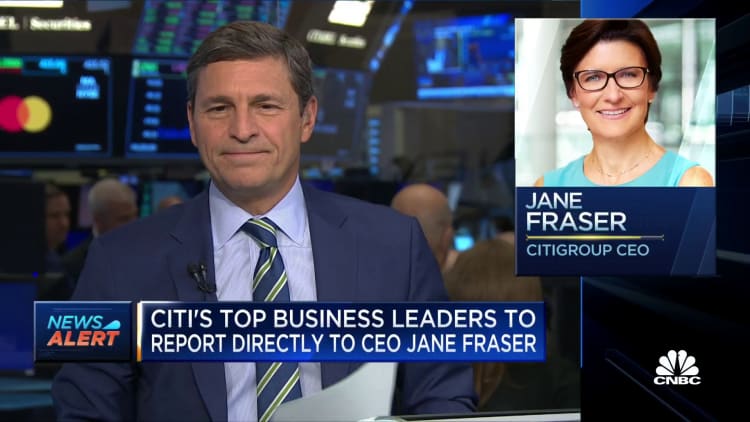 La directora ejecutiva de Citigroup, Jane Fraser, está reorganizando operaciones y recortando empleos