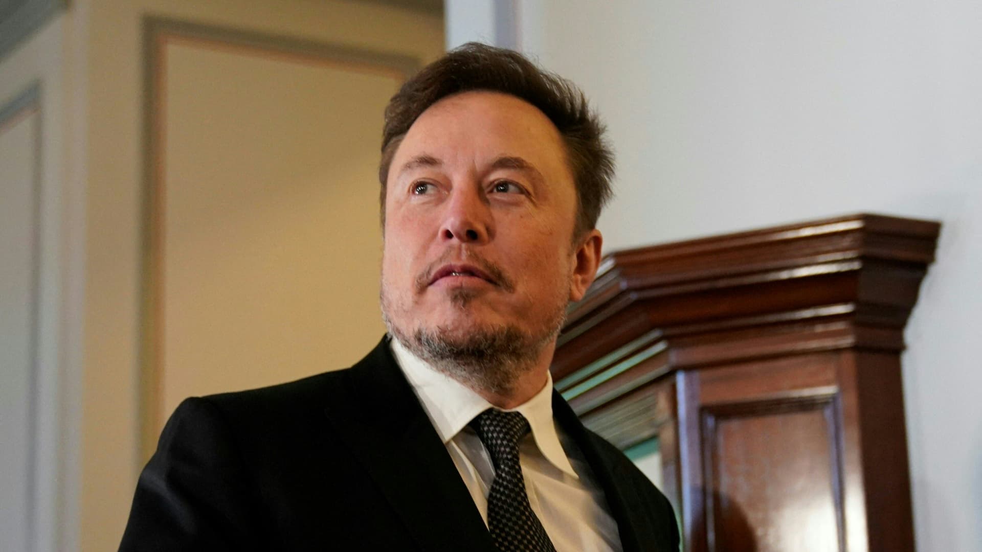 Tesla shares sink 6% following earnings, commentary by Elon Musk