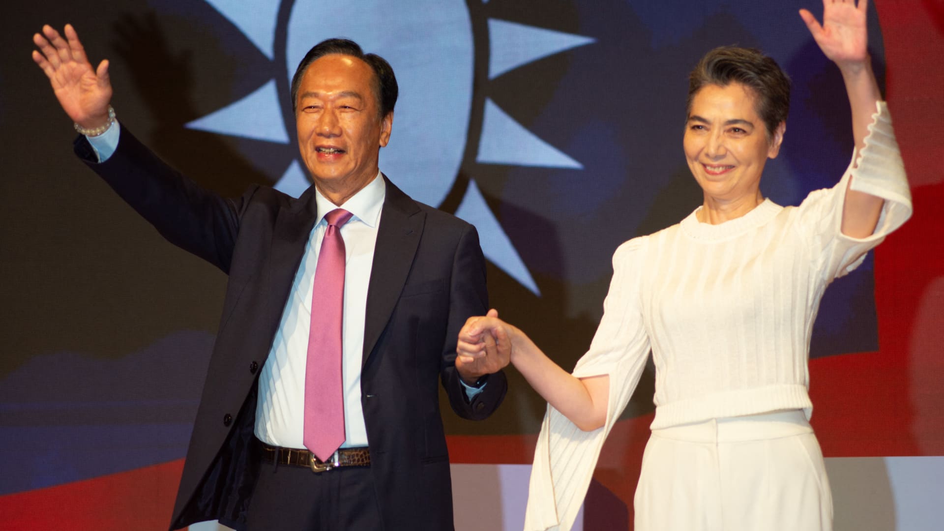 富士康创始人兼前董事长、台湾独立总统候选人郭台铭（左）与副总统夏丽贝于 2023 年 9 月 14 日在台北举行的新闻发布会上携手。