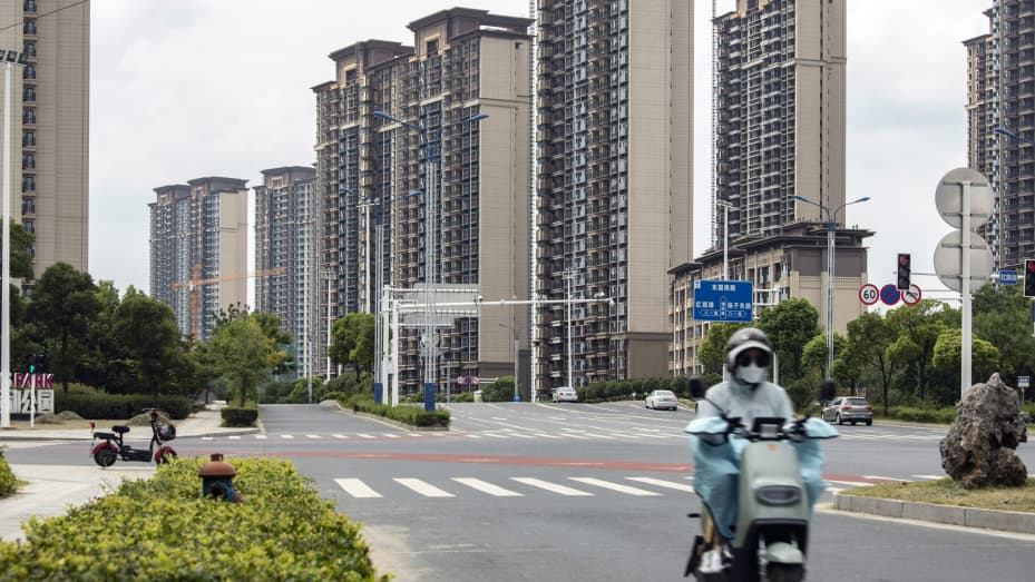 Aquí se muestran edificios residenciales en construcción en el proyecto Tao Yuan Tian Jing, desarrollado por China Evergrande Group, en Yangzhou, China, el jueves 7 de septiembre de 2023. Las apuestas especulativas de que las autoridades chinas ampliarán el apoyo al sector inmobiliario enviaron algunos de los promotores en dificultades del país registraron el mayor aumento registrado.  Fuente: Bloomberg