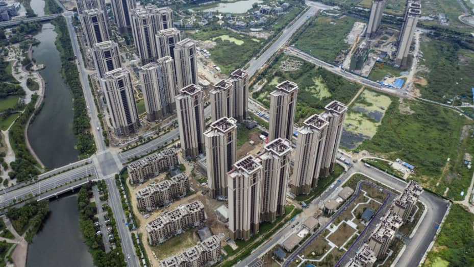 Edificios residenciales en construcción en el proyecto Tao Yuan Tian Jing, desarrollado por China Evergrande Group, en Yangzhou, China, el 7 de septiembre de 2023. Las apuestas especulativas de que las autoridades chinas ampliarán el apoyo al sector inmobiliario hicieron que algunos de los promotores enfermos del país subieran por la mayor cantidad registrada.