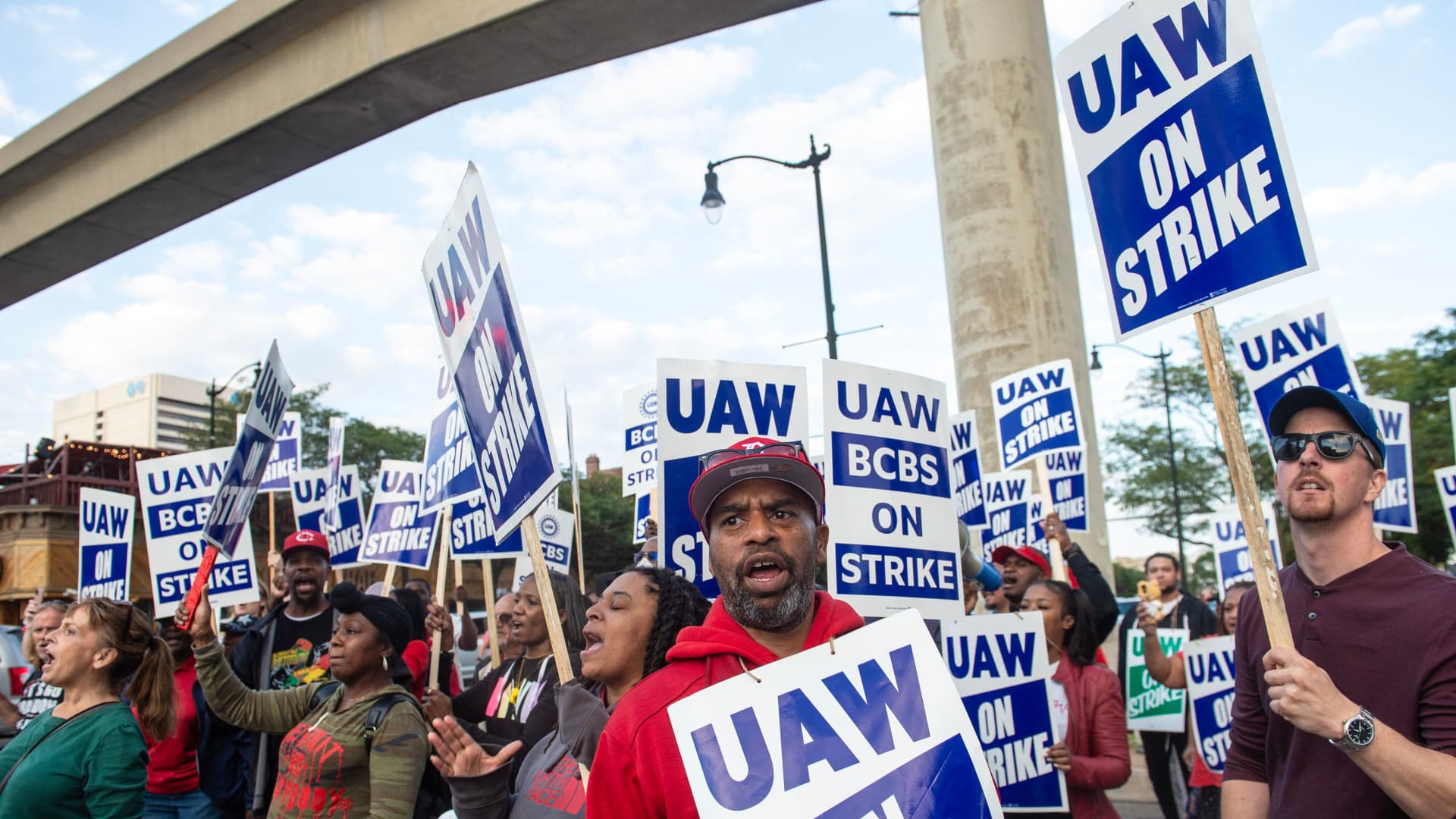 White Home staff to go to Detroit ‘early this week’ to assist resolve UAW strike