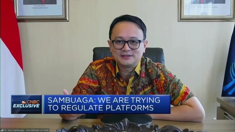 نحن لا نحظر مواقع التواصل الاجتماعي، بل نحاول فقط تنظيمها: نائب وزير التجارة الإندونيسي
