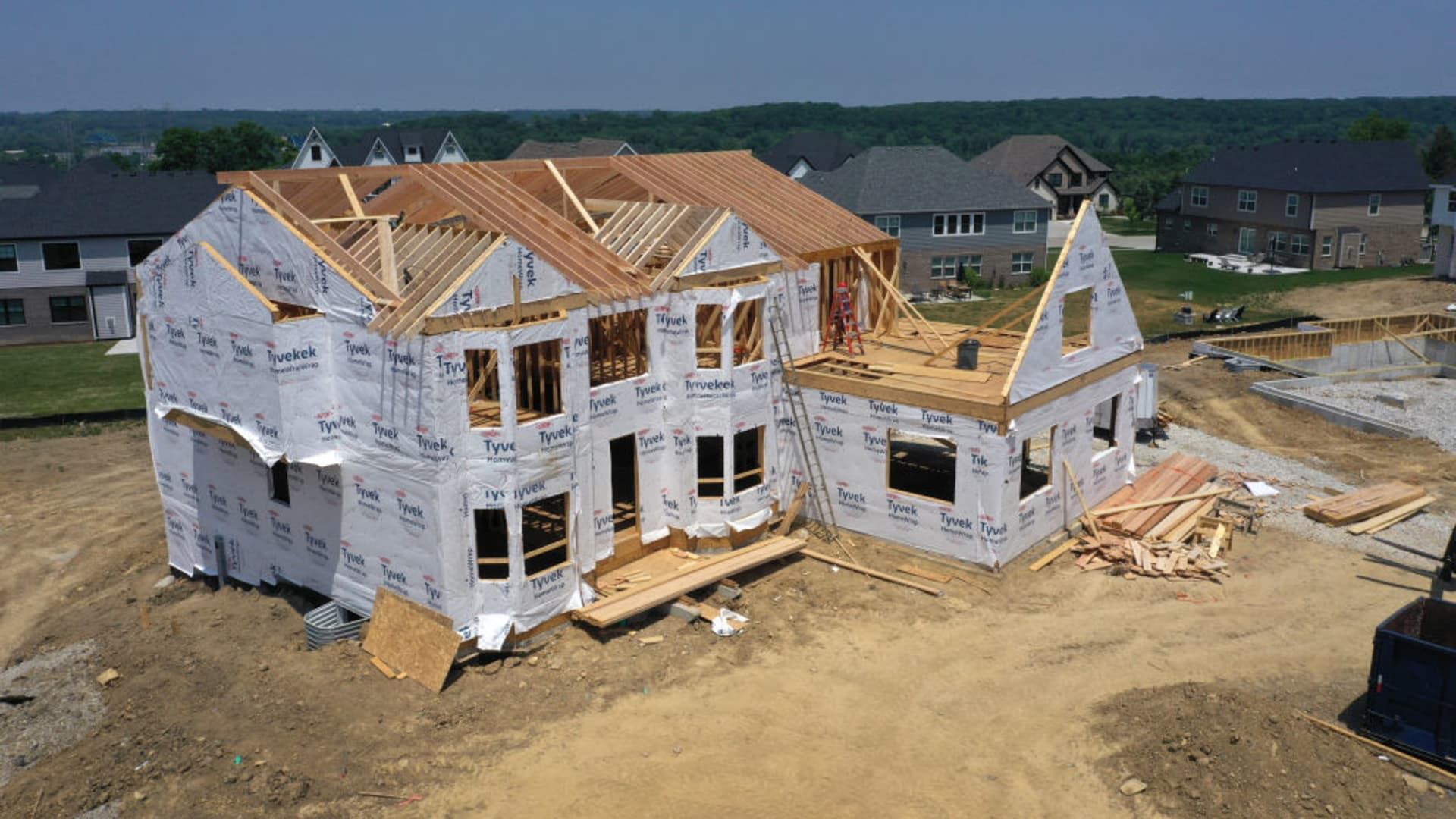 Homebuilder sentiment drops to lowest level in a yr, however falling charges spur some optimism