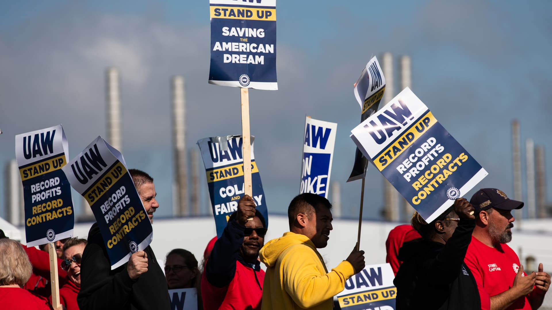 United Auto Workers (UAW) members on a picket line outside the Stellantis NV Toledo Assembly Complex in Toldeo, Ohio, on Monday, Sept. 18, 2023.