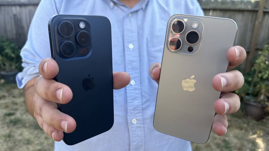 The iPhone 15 Pro on the left, the iPhone 15 Pro Max on the right.