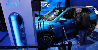 Ford to delay all-electric SUV to focus on offering hybrid vehicles