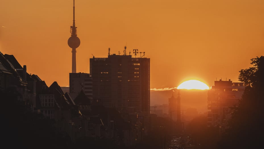 La columna de la victoria y la torre de televisión frente al amanecer en Berlín, Alemania.