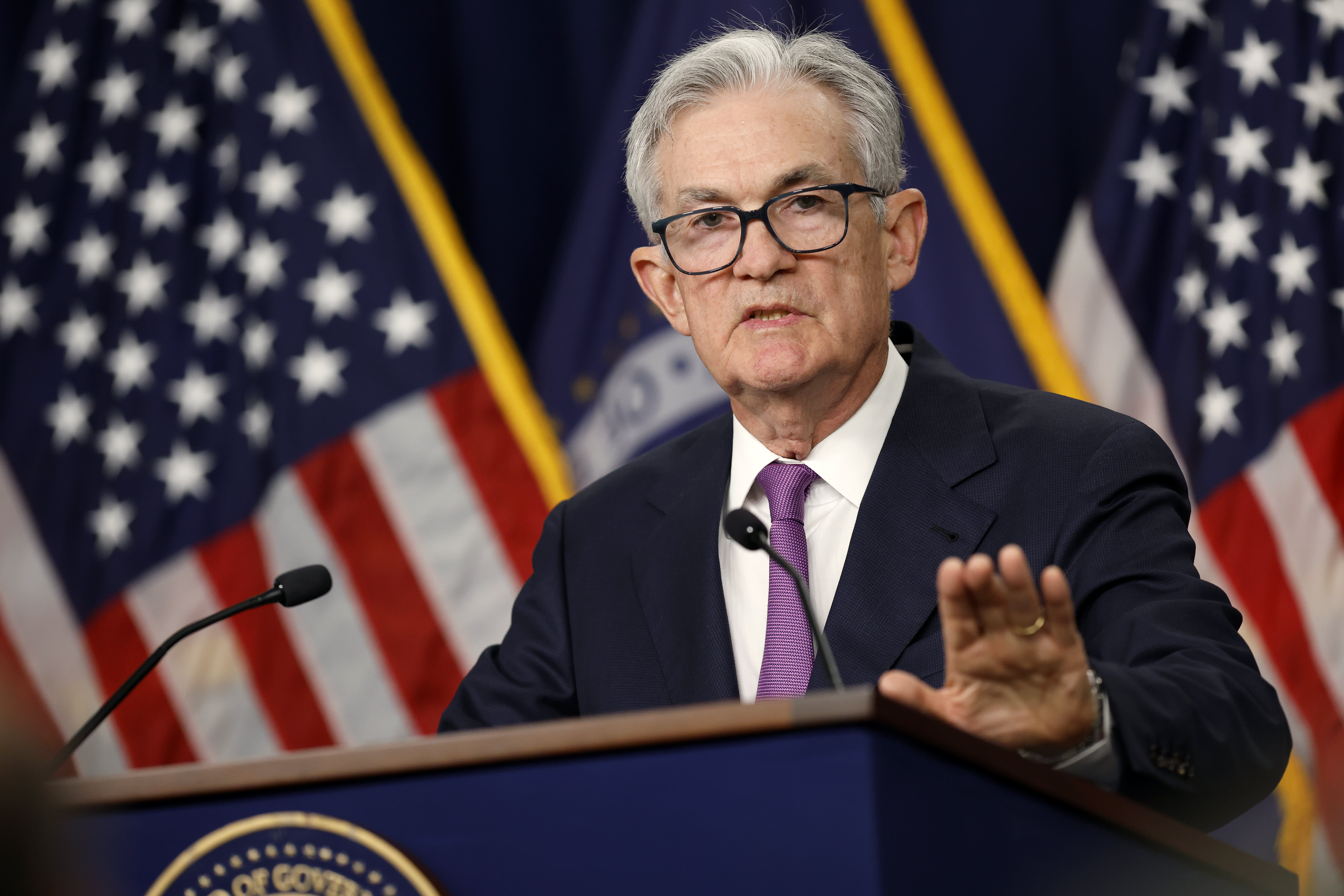 Der Vorsitzende der Fed, Powell, bezeichnet die Diskussion über Zinssenkungen als „verfrüht“ und sagt, dass es zu weiteren Zinserhöhungen kommen könnte