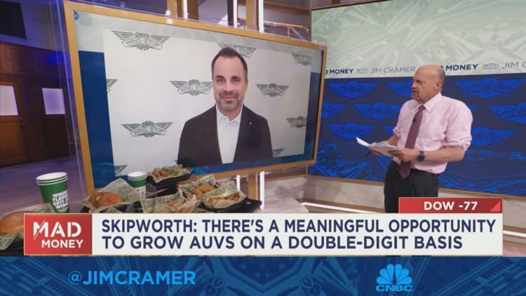 Wingstop CEO Michael Skipworth digs into earnings with Jim Cramer