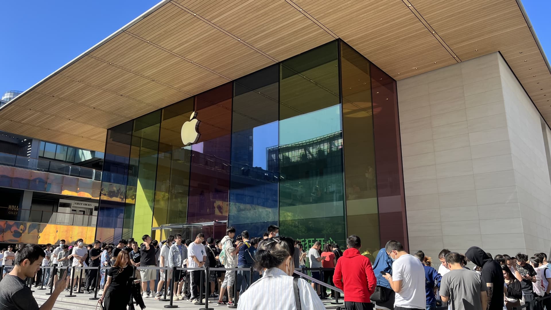 Apple's iPhone 15 launches in China with people flocking to stores — even as Huawei revival emerges - CNBC