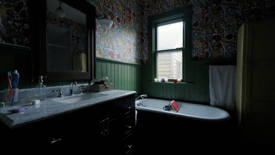 Al conservar la bañera, el lavabo, el espejo, los paneles y los pisos originalmente antiguos, pude derrochar en la ducha y el papel tapiz.