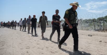 Supreme Court allows a new Texas immigration law that gives police the power to arrest migrants