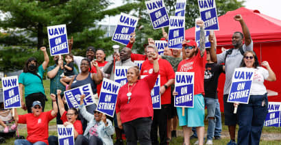 Ford and Stellantis workers join those at GM in approving contract settlement that ended UAW strikes 