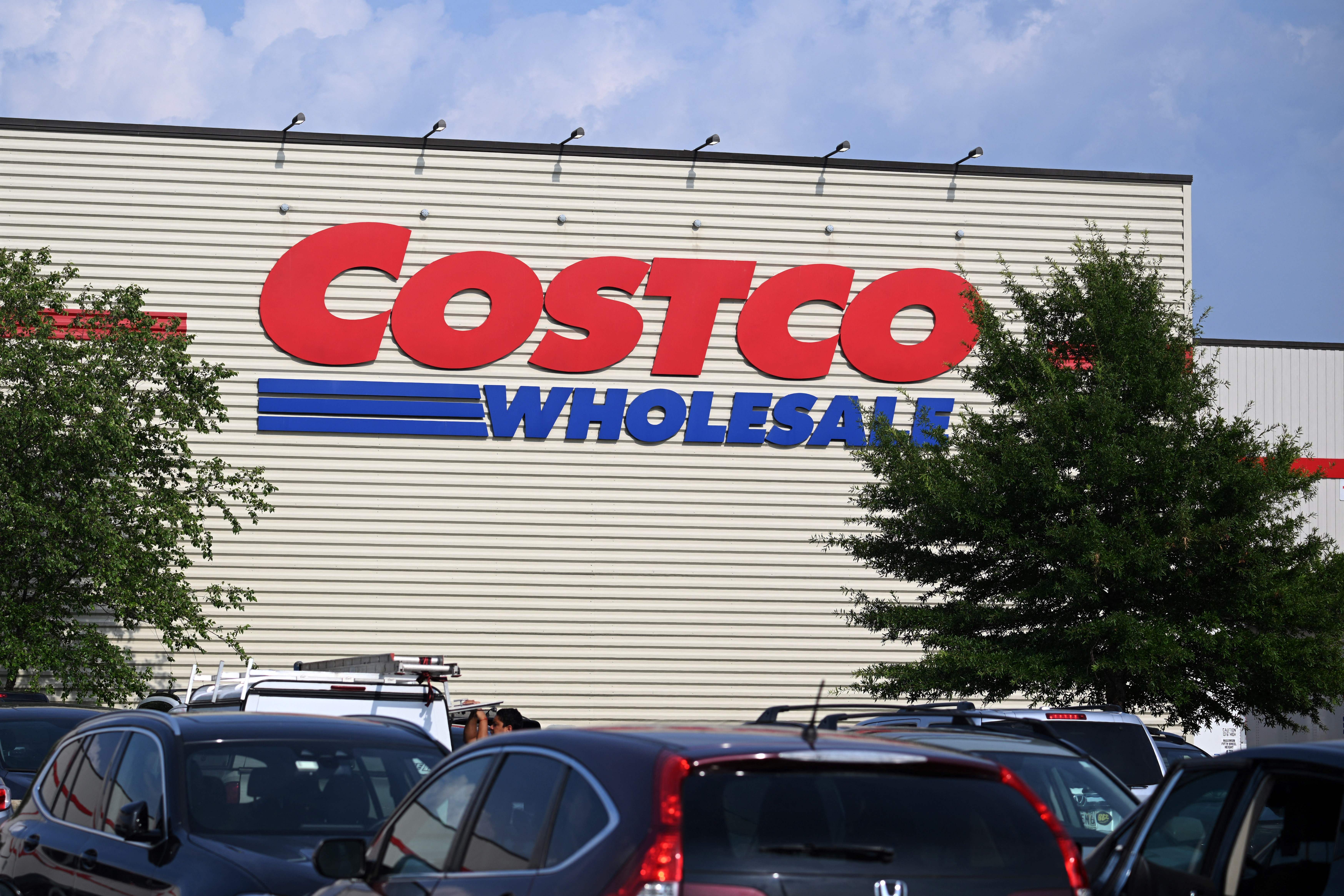 Изпълнителният директор на Costco Крейг Йелинек се оттегля.  Главният оперативен директор Рон Фаткрис ще поеме поста