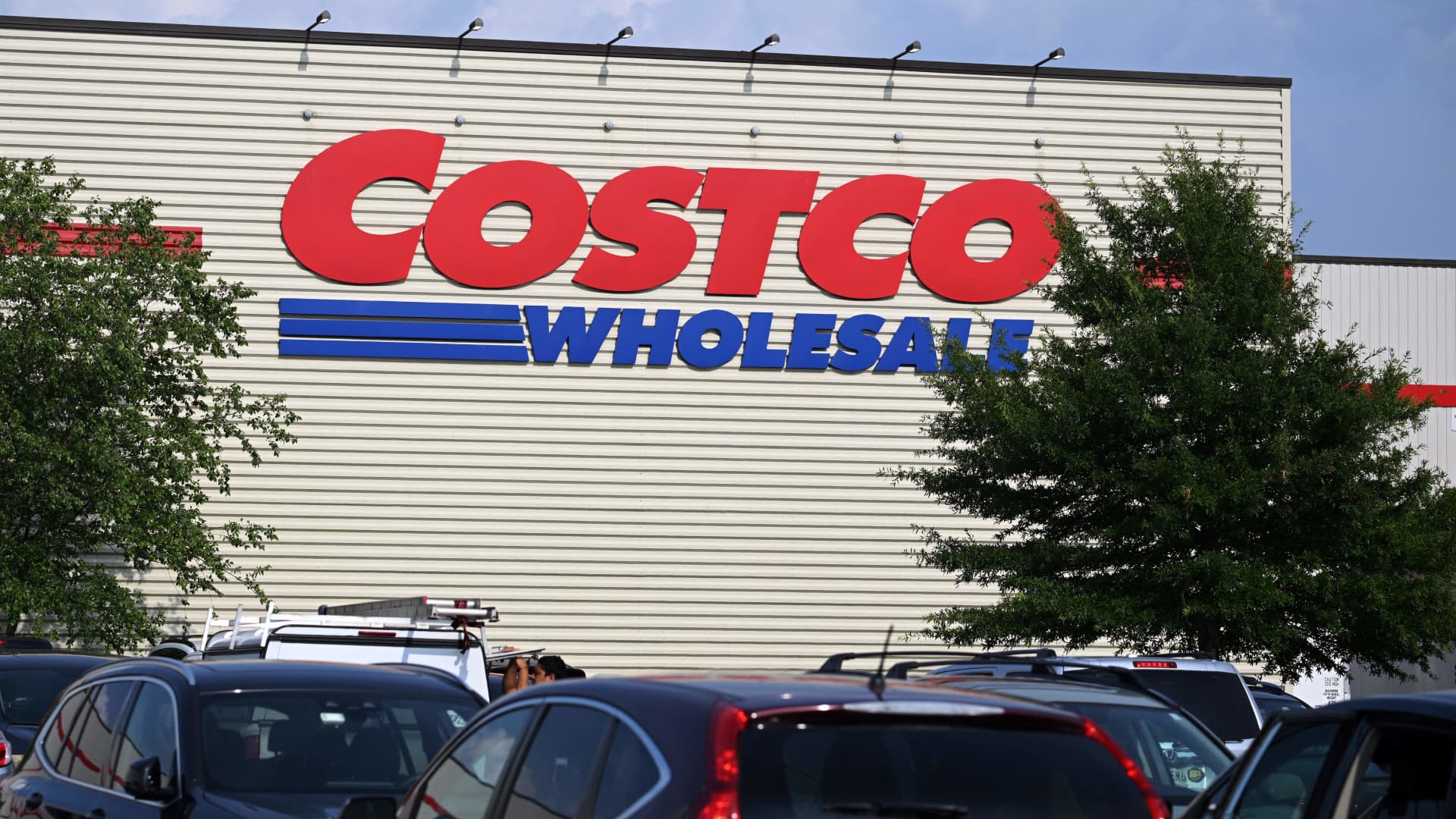 Costco CEO Craig Jelinek to step down Jan. 1. COO Ron Vachris will take over